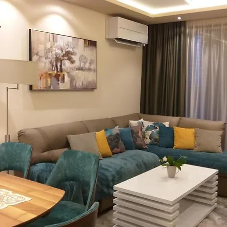 Panorama With Private Garage דירה