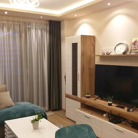 Panorama With Private Garage דירה