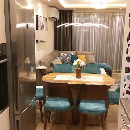 Panorama With Private Garage דירה