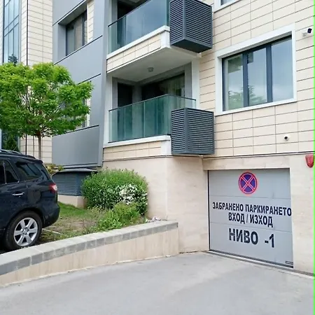 Panorama With Private Garage דירה